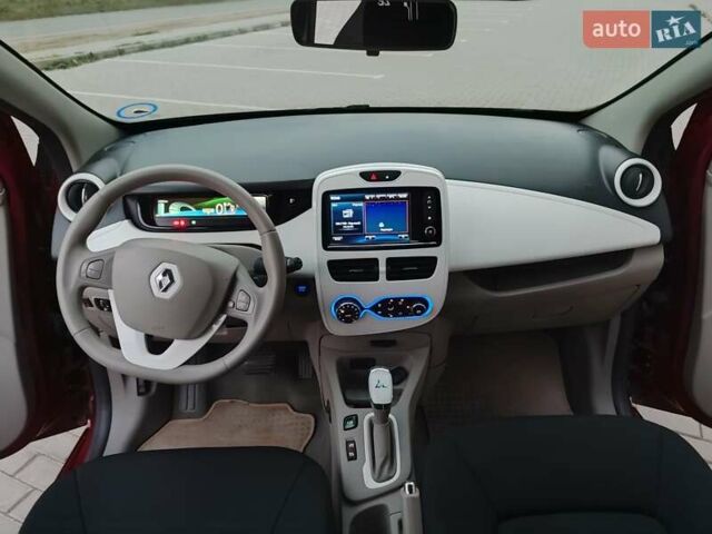 Красный Рено Зое, объемом двигателя 0 л и пробегом 120 тыс. км за 8899 $, фото 58 на Automoto.ua