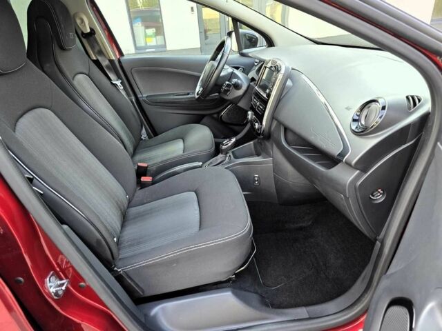 Красный Рено Зое, объемом двигателя 0 л и пробегом 142 тыс. км за 8750 $, фото 12 на Automoto.ua