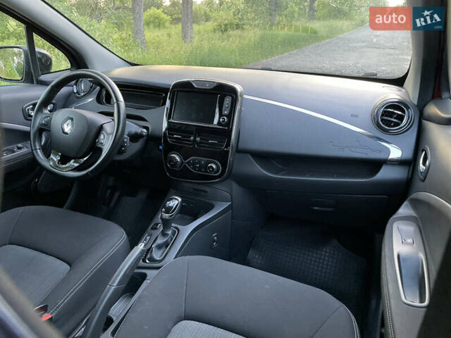 Красный Рено Зое, объемом двигателя 0 л и пробегом 89 тыс. км за 9700 $, фото 17 на Automoto.ua