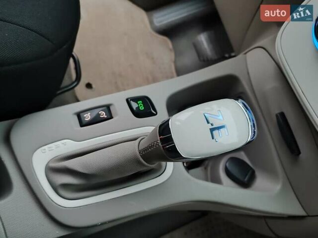 Червоний Рено Зое, об'ємом двигуна 0 л та пробігом 120 тис. км за 8888 $, фото 27 на Automoto.ua