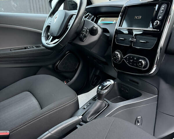 Красный Рено Зое, объемом двигателя 0 л и пробегом 120 тыс. км за 9499 $, фото 22 на Automoto.ua