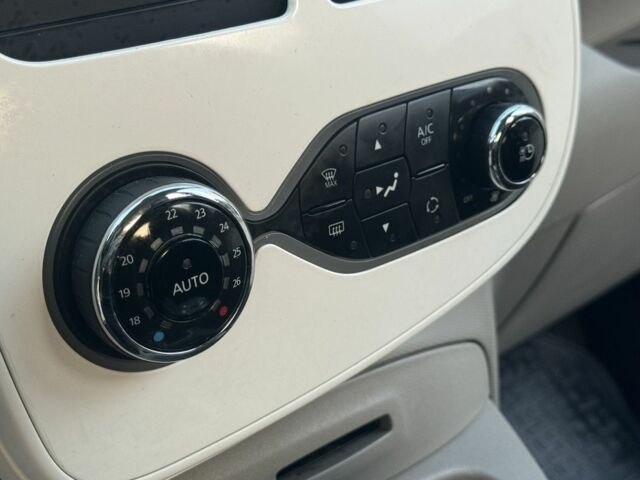 Красный Рено Зое, объемом двигателя 0 л и пробегом 88 тыс. км за 9000 $, фото 6 на Automoto.ua