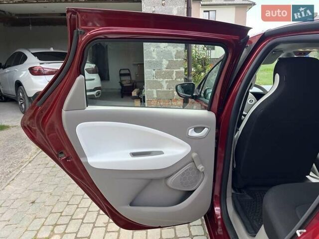 Красный Рено Зое, объемом двигателя 0 л и пробегом 69 тыс. км за 9098 $, фото 16 на Automoto.ua