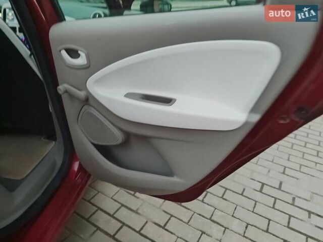 Красный Рено Зое, объемом двигателя 0 л и пробегом 120 тыс. км за 8899 $, фото 55 на Automoto.ua