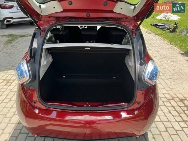 Красный Рено Зое, объемом двигателя 0 л и пробегом 69 тыс. км за 9098 $, фото 22 на Automoto.ua