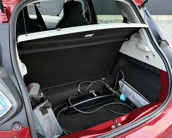 Красный Рено Зое, объемом двигателя 0 л и пробегом 120 тыс. км за 9499 $, фото 31 на Automoto.ua