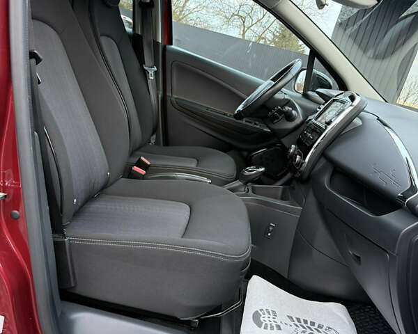 Красный Рено Зое, объемом двигателя 0 л и пробегом 120 тыс. км за 9499 $, фото 28 на Automoto.ua