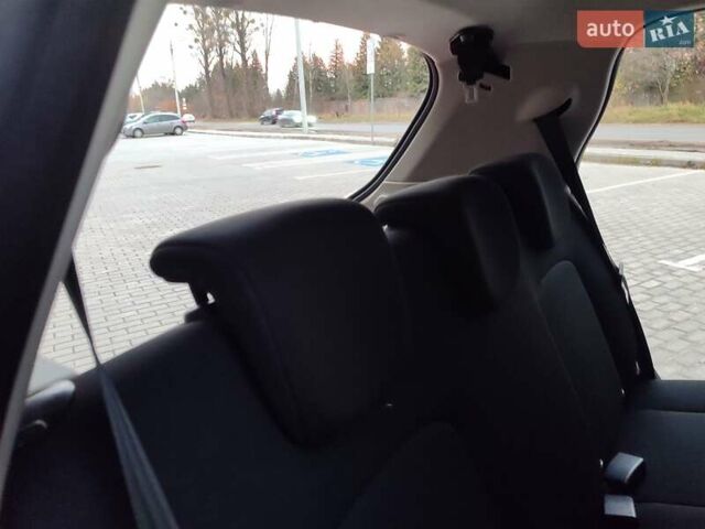 Червоний Рено Зое, об'ємом двигуна 0 л та пробігом 120 тис. км за 8900 $, фото 54 на Automoto.ua