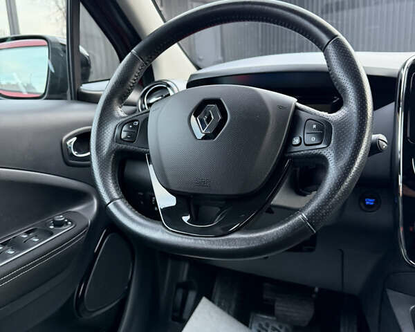 Красный Рено Зое, объемом двигателя 0 л и пробегом 120 тыс. км за 9499 $, фото 19 на Automoto.ua