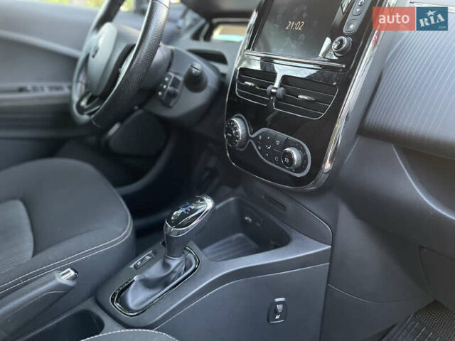 Красный Рено Зое, объемом двигателя 0 л и пробегом 89 тыс. км за 9700 $, фото 15 на Automoto.ua