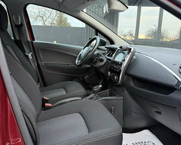 Красный Рено Зое, объемом двигателя 0 л и пробегом 120 тыс. км за 9499 $, фото 27 на Automoto.ua