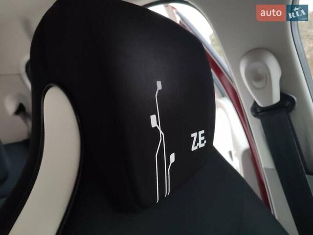 Красный Рено Зое, объемом двигателя 0 л и пробегом 120 тыс. км за 8850 $, фото 39 на Automoto.ua