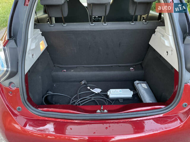 Красный Рено Зое, объемом двигателя 0 л и пробегом 89 тыс. км за 9700 $, фото 18 на Automoto.ua