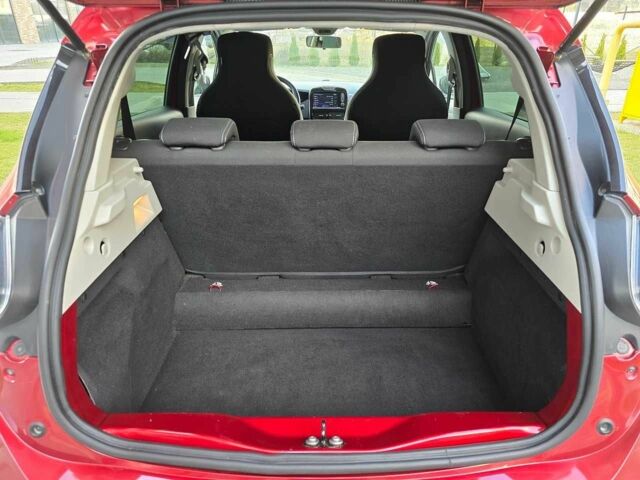 Красный Рено Зое, объемом двигателя 0 л и пробегом 142 тыс. км за 8750 $, фото 14 на Automoto.ua