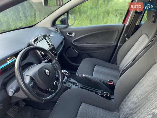 Красный Рено Зое, объемом двигателя 0 л и пробегом 89 тыс. км за 9700 $, фото 11 на Automoto.ua