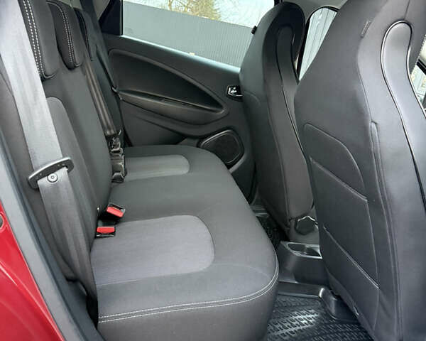 Красный Рено Зое, объемом двигателя 0 л и пробегом 120 тыс. км за 9499 $, фото 20 на Automoto.ua