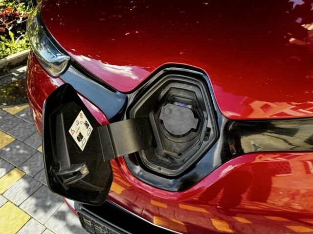 Красный Рено Зое, объемом двигателя 0 л и пробегом 218 тыс. км за 7150 $, фото 6 на Automoto.ua