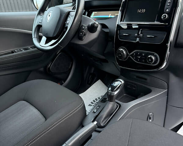 Красный Рено Зое, объемом двигателя 0 л и пробегом 120 тыс. км за 9499 $, фото 23 на Automoto.ua