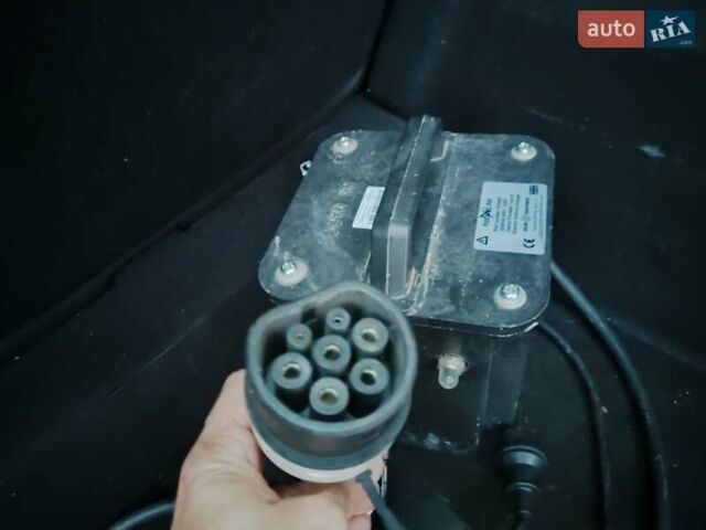 Красный Рено Зое, объемом двигателя 0 л и пробегом 120 тыс. км за 8899 $, фото 71 на Automoto.ua