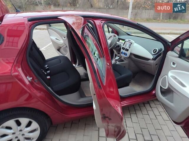 Красный Рено Зое, объемом двигателя 0 л и пробегом 120 тыс. км за 8899 $, фото 37 на Automoto.ua