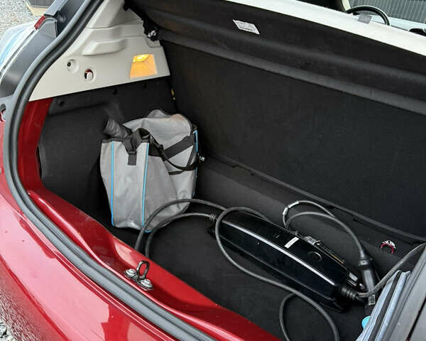 Красный Рено Зое, объемом двигателя 0 л и пробегом 120 тыс. км за 9499 $, фото 30 на Automoto.ua