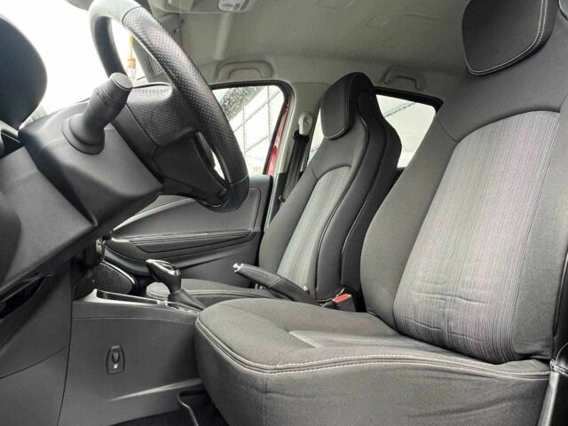 Красный Рено Зое, объемом двигателя 0 л и пробегом 106 тыс. км за 11500 $, фото 17 на Automoto.ua