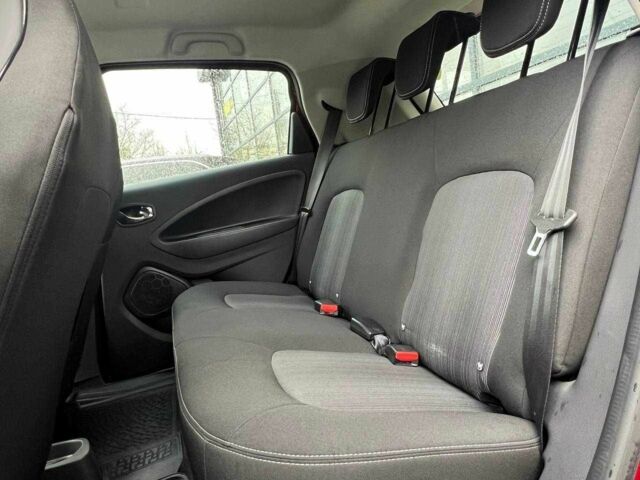 Красный Рено Зое, объемом двигателя 0 л и пробегом 106 тыс. км за 11500 $, фото 11 на Automoto.ua