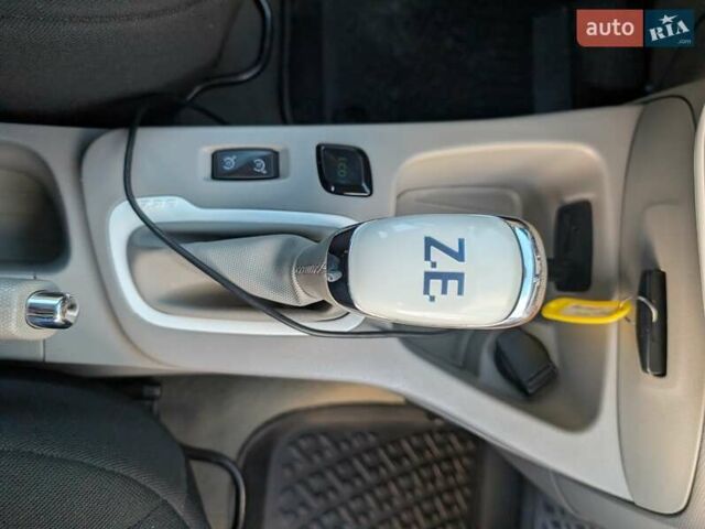 Червоний Рено Зое, об'ємом двигуна 0 л та пробігом 178 тис. км за 8850 $, фото 47 на Automoto.ua