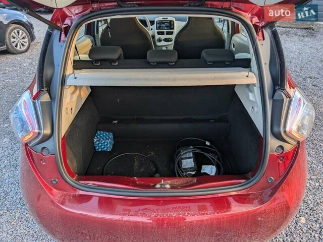 Красный Рено Зое, объемом двигателя 0 л и пробегом 178 тыс. км за 8850 $, фото 14 на Automoto.ua