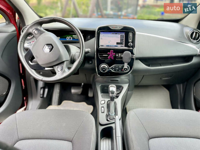 Красный Рено Зое, объемом двигателя 0 л и пробегом 98 тыс. км за 10399 $, фото 30 на Automoto.ua
