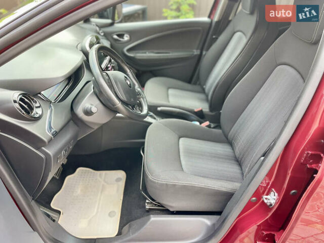 Красный Рено Зое, объемом двигателя 0 л и пробегом 98 тыс. км за 10399 $, фото 24 на Automoto.ua