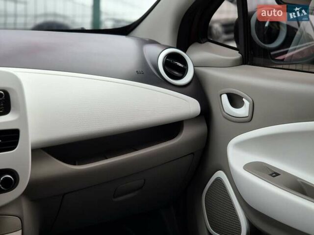Рено Зое 2018 в Бердичеве на Automoto.ua Красный Рено Зое, объемом двигателя 0 л и пробегом 121 тыс. км за 9455 $, фото 50 на Automoto.ua