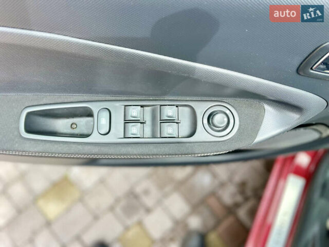 Красный Рено Зое, объемом двигателя 0 л и пробегом 98 тыс. км за 10399 $, фото 22 на Automoto.ua