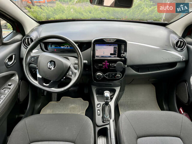 Красный Рено Зое, объемом двигателя 0 л и пробегом 98 тыс. км за 10399 $, фото 32 на Automoto.ua