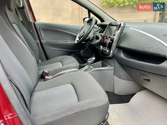 Красный Рено Зое, объемом двигателя 0 л и пробегом 98 тыс. км за 10399 $, фото 28 на Automoto.ua