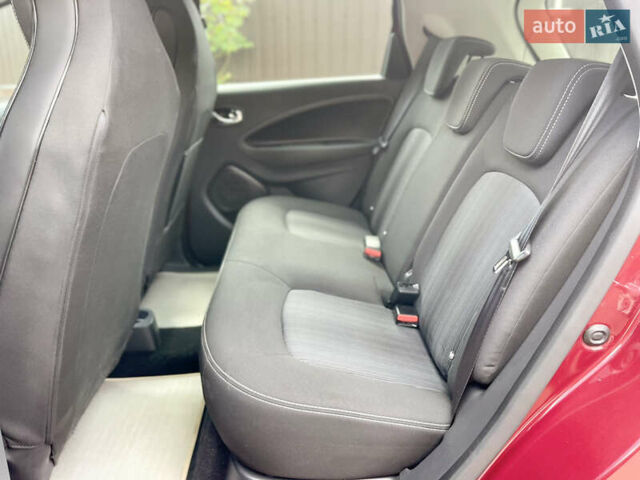 Красный Рено Зое, объемом двигателя 0 л и пробегом 98 тыс. км за 10399 $, фото 25 на Automoto.ua