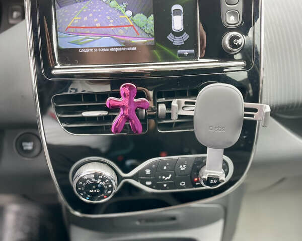 Красный Рено Зое, объемом двигателя 0 л и пробегом 98 тыс. км за 10399 $, фото 31 на Automoto.ua