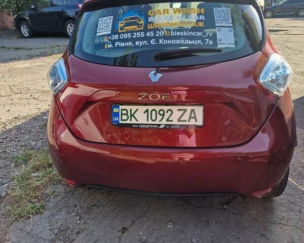 Красный Рено Зое, объемом двигателя 0 л и пробегом 178 тыс. км за 9300 $, фото 3 на Automoto.ua