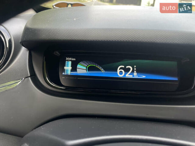 Красный Рено Зое, объемом двигателя 0 л и пробегом 98 тыс. км за 10399 $, фото 35 на Automoto.ua