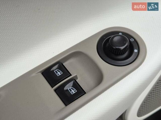 Рено Зое 2018 в Бердичеве на Automoto.ua Красный Рено Зое, объемом двигателя 0 л и пробегом 121 тыс. км за 9455 $, фото 37 на Automoto.ua