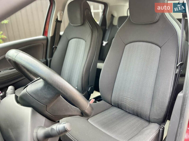 Красный Рено Зое, объемом двигателя 0 л и пробегом 98 тыс. км за 10399 $, фото 23 на Automoto.ua