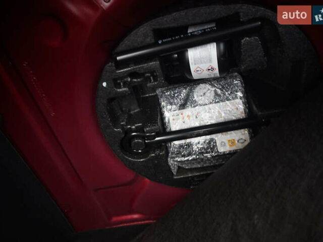 Красный Рено Зое, объемом двигателя 0 л и пробегом 127 тыс. км за 7000 $, фото 48 на Automoto.ua