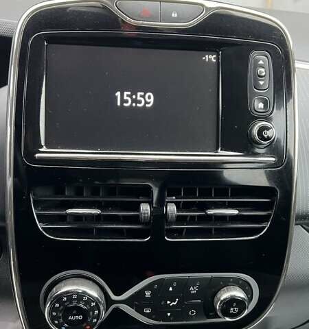 Красный Рено Зое, объемом двигателя 0 л и пробегом 152 тыс. км за 9500 $, фото 7 на Automoto.ua