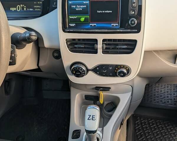 Красный Рено Зое, объемом двигателя 0 л и пробегом 178 тыс. км за 8850 $, фото 48 на Automoto.ua