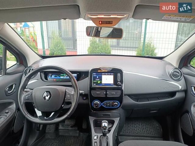 Красный Рено Зое, объемом двигателя 0 л и пробегом 77 тыс. км за 10500 $, фото 10 на Automoto.ua