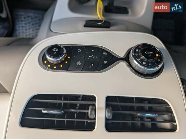 Красный Рено Зое, объемом двигателя 0 л и пробегом 178 тыс. км за 8850 $, фото 45 на Automoto.ua