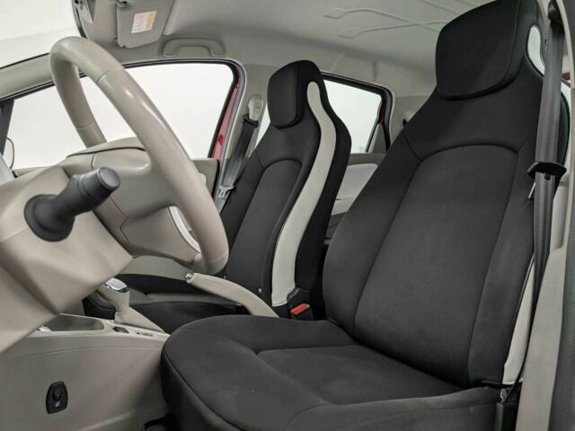 Красный Рено Зое, объемом двигателя 0 л и пробегом 91 тыс. км за 9000 $, фото 15 на Automoto.ua