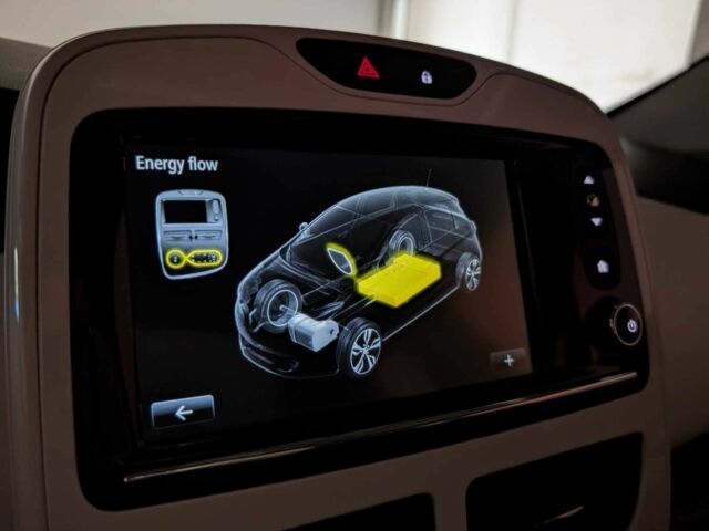 Красный Рено Зое, объемом двигателя 0 л и пробегом 91 тыс. км за 9000 $, фото 21 на Automoto.ua