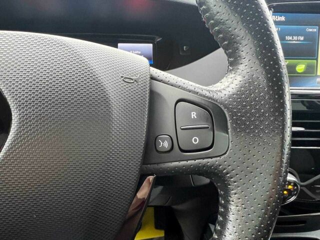 Красный Рено Зое, объемом двигателя 0 л и пробегом 106 тыс. км за 11500 $, фото 16 на Automoto.ua