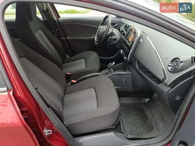 Красный Рено Зое, объемом двигателя 0 л и пробегом 77 тыс. км за 10500 $, фото 15 на Automoto.ua